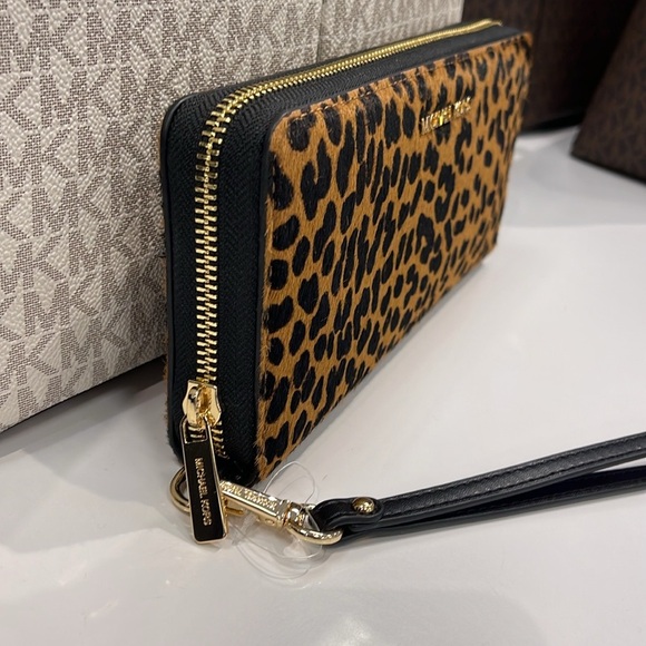 MICHAEL KORS
Leather Lg Continental Wristlet Phone Wallet Exotic Print Hair Calf - Picture 11 of 16